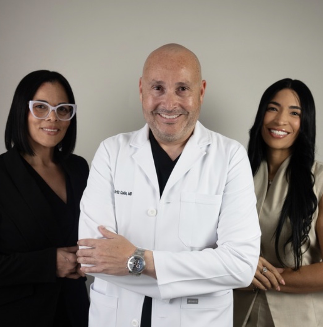 Dr. Porfirio Ortiz Colón junto al equipo de atención clínica de Skin Beauty Clinique
